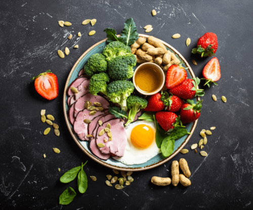 El curso de nutrición equilibrada está diseñado para personas de todas las edades que buscan mejorar su salud mediante una alimentación consciente. Aprenderás sobre los nutrientes esenciales, cómo estructurar tus comidas para obtener energía duradera y estrategias personalizadas para lograr tus objetivos de bienestar. Con un enfoque práctico, incluye guías de suplementación natural y rutinas alimentarias adaptadas a tus necesidades.